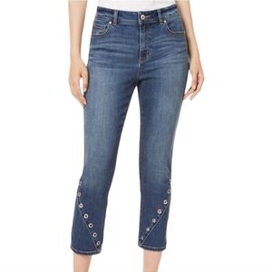 Baccini Blue Wash Straight Midrise with Diagonal Grommets Capri Jeans - Size 8